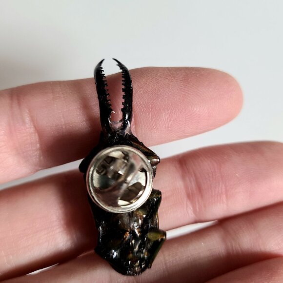 Vintage realistic looking green scarab pin. Bug unisex pin. - Picture 5 of 10